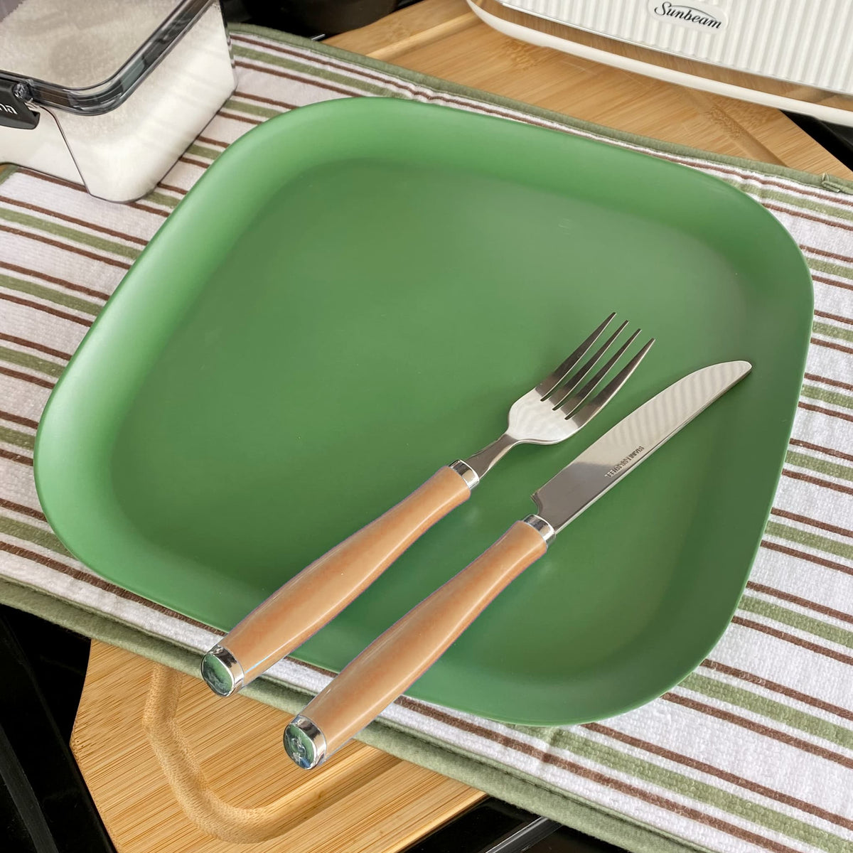 bamboo plate 26cm in classic green, with cutlery