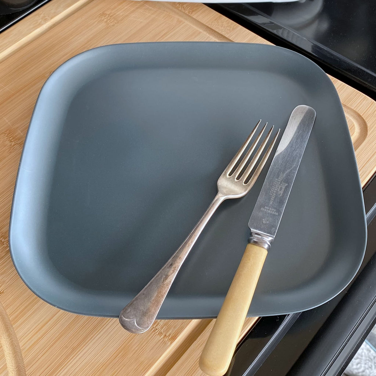 bamboo plate 26cm in midnight grey, with knife and fork