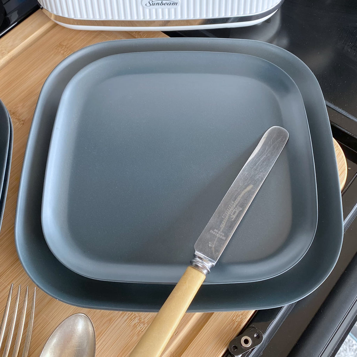 bamboo plate 22cm on 26cm in midnight grey, with knife