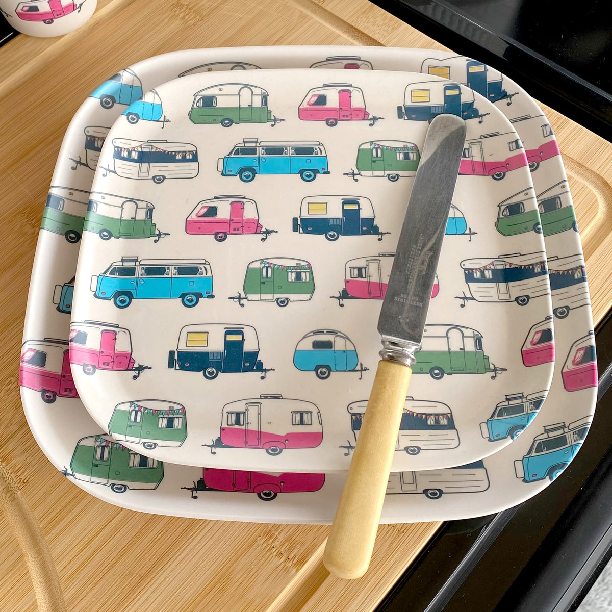 bamboo plate 22cm on 26cm, iconic collection, on table with knife