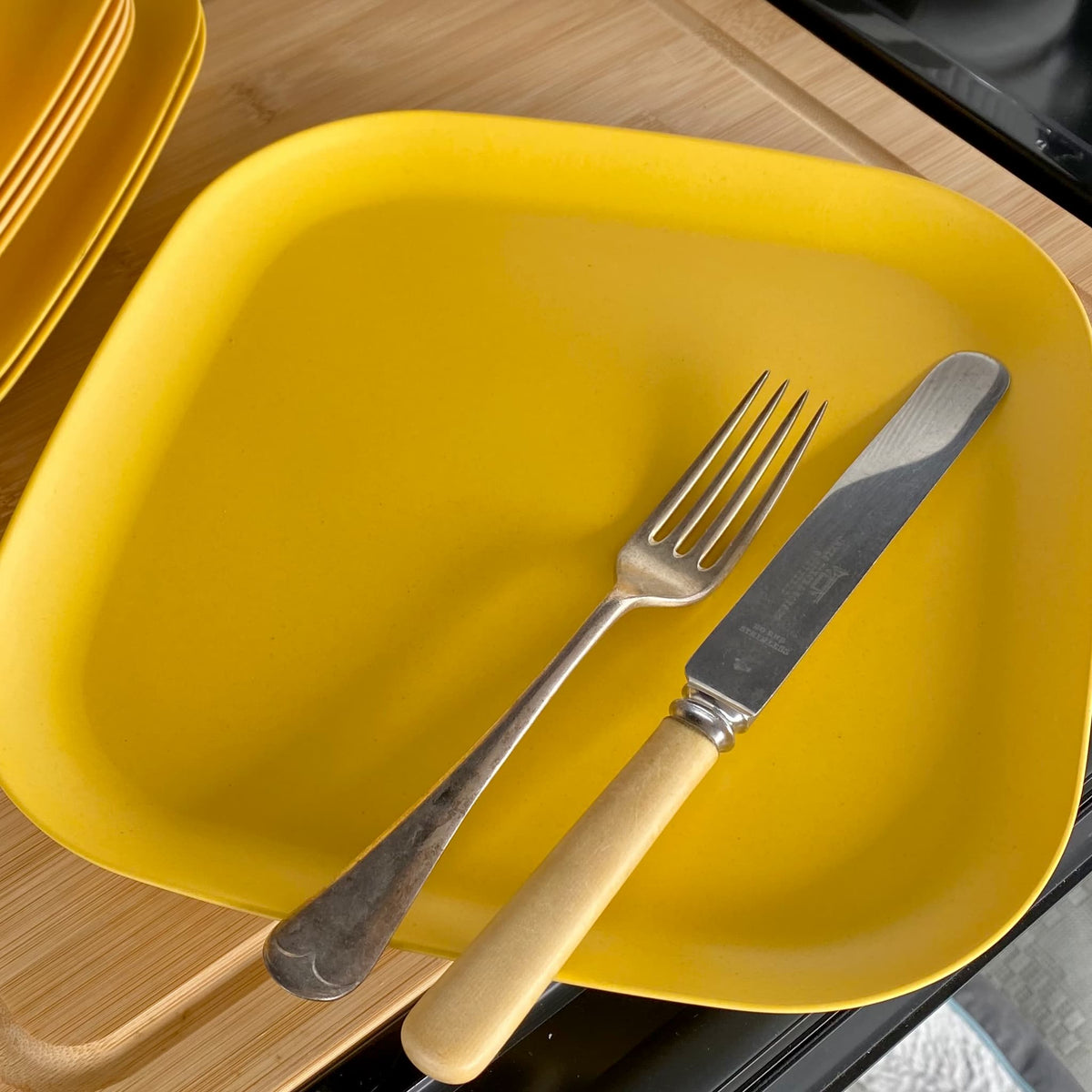 26cm bamboo plate in sunshine yellow, with knife and fork
